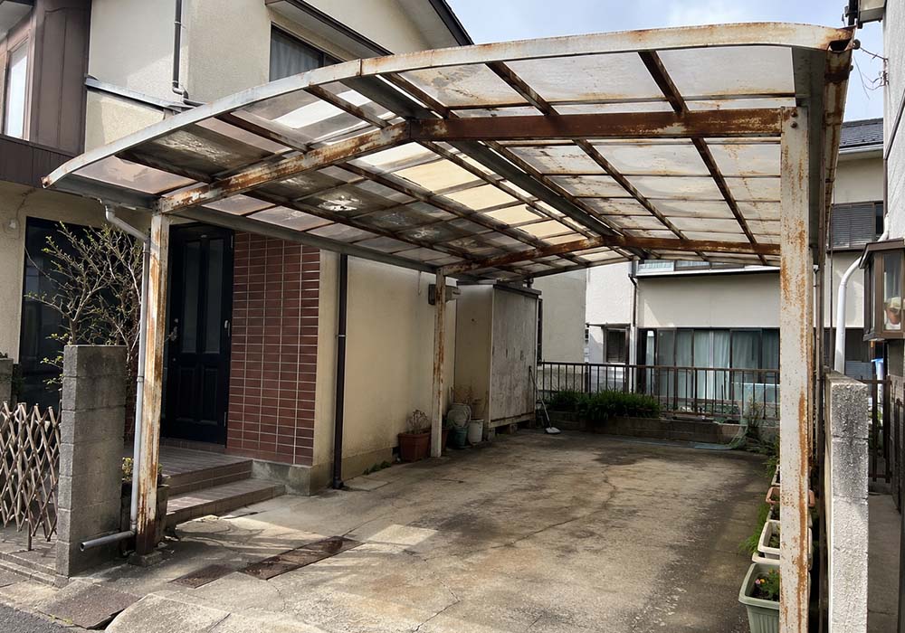 プロが解説】老朽化したカーポートの解体・撤去の流れ|費用相場・DIY プロが解説】老朽化したカーポートの解体・撤去の流れ|費用相場・DIY