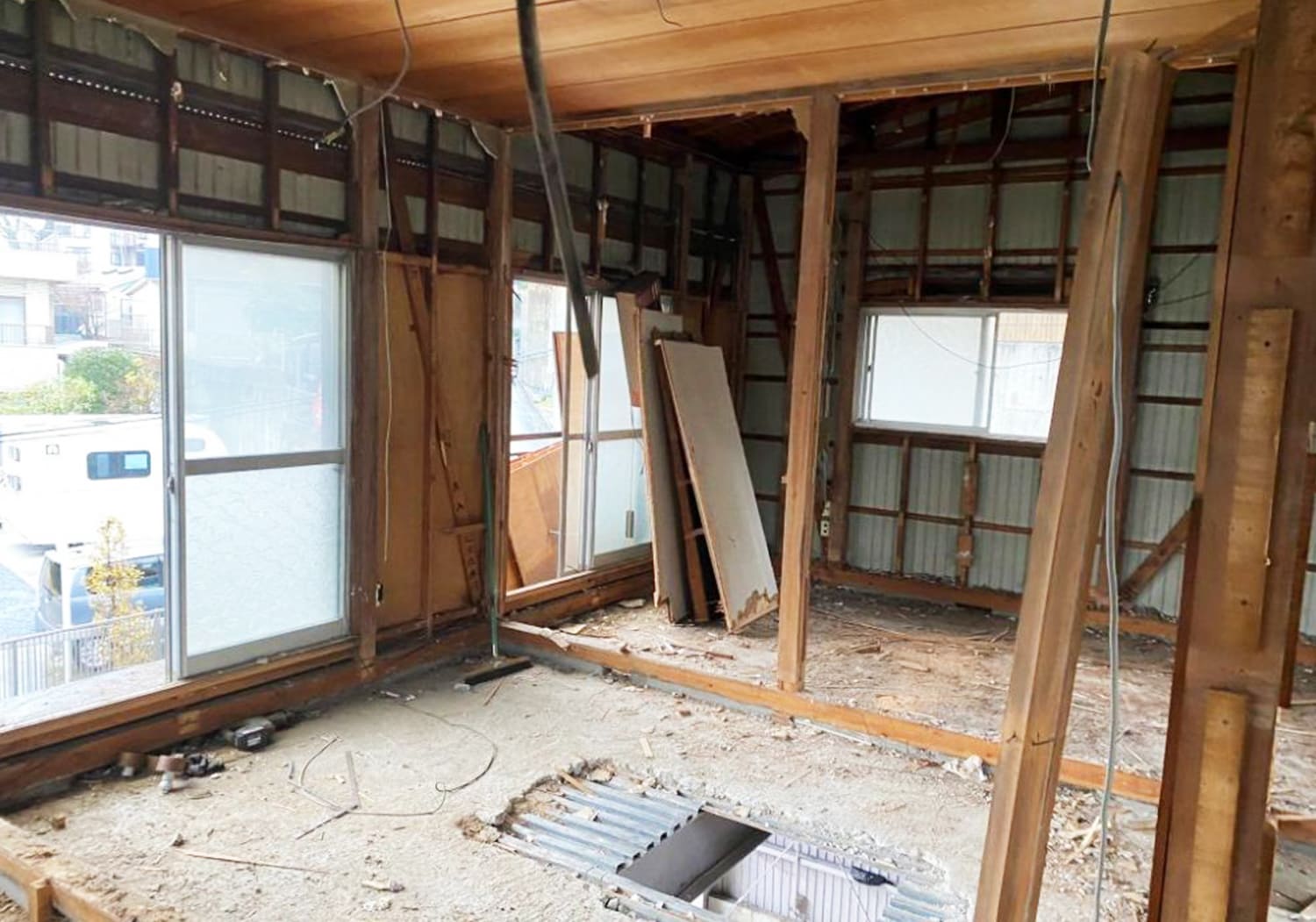 住宅解体業者 家を壊す 半壊 建築物解体作業 木材 廃材 ぶっ壊す 日本建築 の写真素材 [21313284] - PIXTA